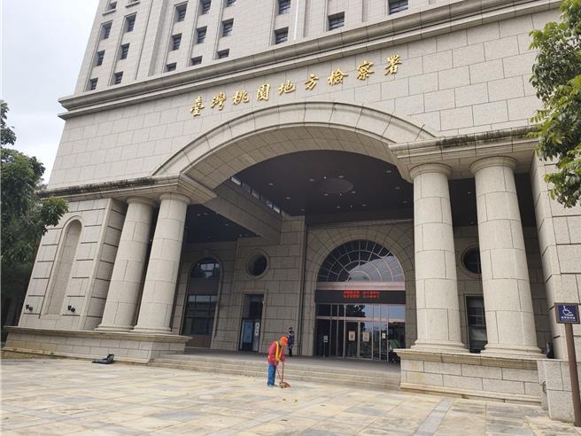 桃园中坜30岁陈姓、黄姓男子与张姓男子原本是好友，去年9月陈男、黄男不满张男擅自跑到陈男住家，拿球棒痛殴张男，还将张男绑到天台继续殴打其双臂、臀、腿，导致其横纹肌溶解及其併发症死亡，桃园地检署依伤害致死起诉，将由国民法官审理。（赖佑维摄）