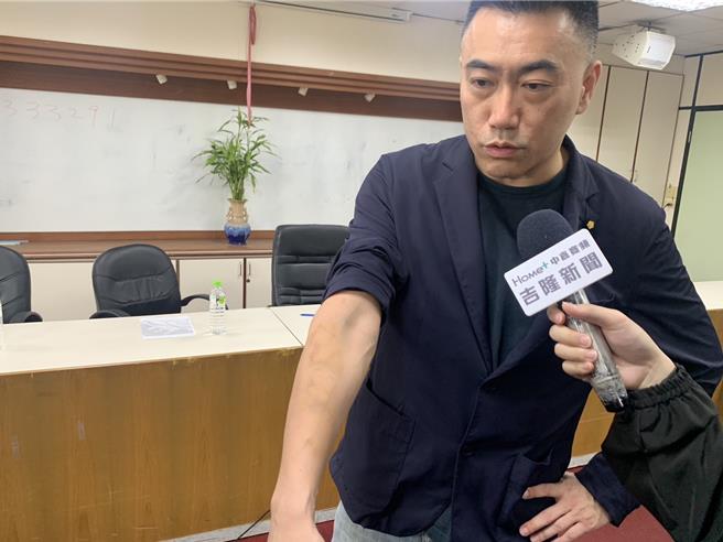 近日立法院蓝白两党推行国会改革相关法案， 21日开议时爆发推挤，国民党立委林沛祥因守住门口遭多位绿委衝撞挂彩。林沛祥秀出手臂瘀青，他认为绿委基于立场推挤，他能够理解。（徐佑升摄）
