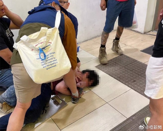 當時很多民眾見義勇為，上前合力逮捕嫌犯。（圖／翻攝微博橙新聞）