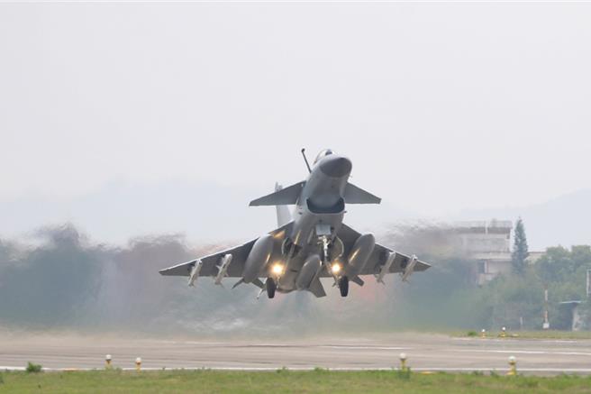 中共解放軍東部戰區23日起對台灣展開2天「聯合利劍－2024A」演習。圖為2023年4月解放軍東部戰區進行聯合利劍演習，殲擊機掛彈起飛。（資料照／新華社）