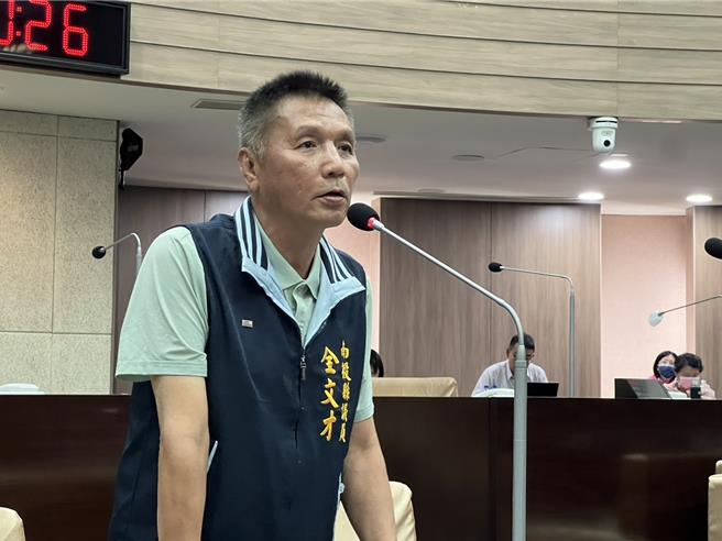南投县议员全文才23日在县政总质询，关心县府辅导县内露营场合法化进度。（杨静茹摄）