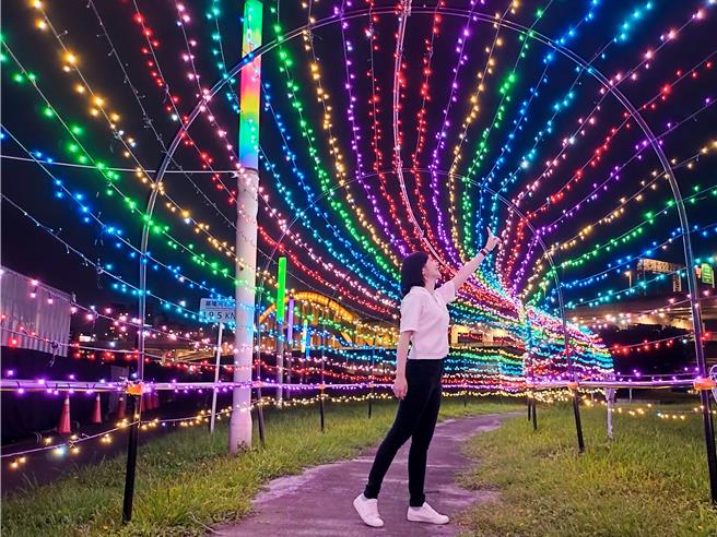 长达40公尺的「彩虹光廊」，使用七彩灯带打造，营造璀璨星斗下漫游的绝美场景，是必拍的装置艺术。（图／台北市观传局）
