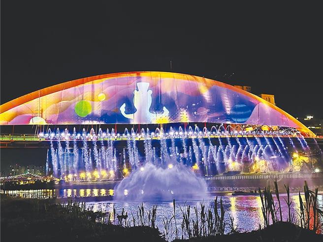 「2024台北水舞嘉年华」即日起至6月30日在松山锡口码头彩虹桥璀璨登场。（图／台北市观传局）