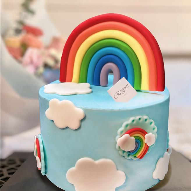 「水舞嘉年华」住房专案，房客可搭乘专属接驳车前往活动会场，欣赏绚烂夺目的灯光与水舞演出，饭店也准备了造型吸睛的「彩虹香芒戚风蛋糕」。（图／台北晶华酒店）