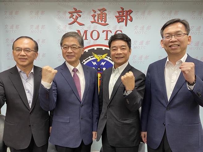 交通部高階主管今日與媒體茶敘，左起為交通部政務次長陳彥伯、部長李孟諺、政務次長伍勝園與常務次長林國顯。（陳祐誠攝）