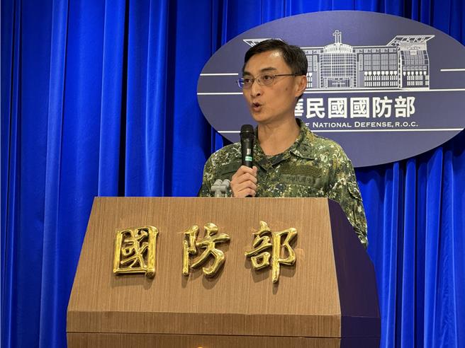 董冀星说，按照目前的授权机制，仍然维持由部长来指示第一击自卫权反制的命令下达。（李奇叡摄）