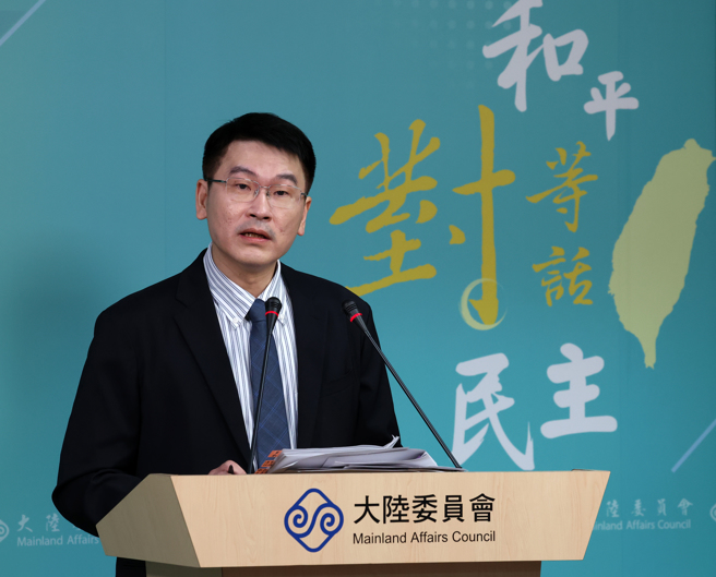 大陸委員會23日舉行例行記者會，針對中共23日宣布在台海及金馬周邊展開聯合演訓，陸委會副主委梁文傑（圖）發表陸委會聲明，表達強烈抗議與不滿，要求中共應停止不理性的軍事挑釁作為。（劉宗龍攝）