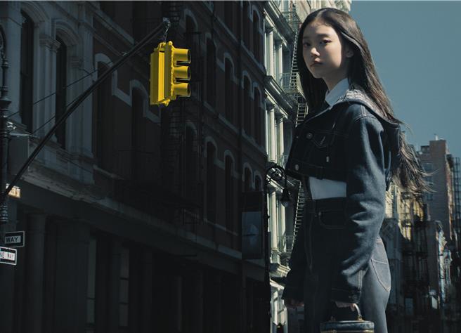 Haerin远赴纽约拍摄Denim Dior Oblique形象广告。（Dior提供／黄唯淯台北传真）