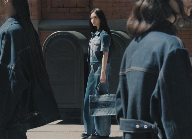 穿上一身帅气丹寧装束手拿最新Denim Dior Oblique的Haerin，给人一种「长大了」的错觉。（Dior提供／黄唯淯台北传真）