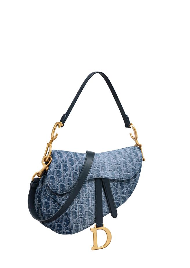 Dior蓝色烟熏Oblique丹寧中型马鞍包，售价13万5000元。（Dior提供／黄唯淯台北传真）