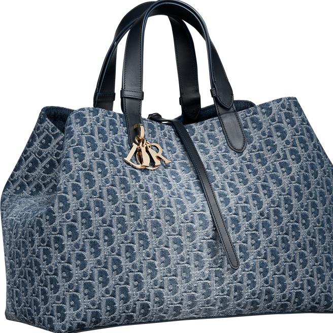 Dior TOUJOURS蓝色烟熏Oblique丹寧提包，售价14万元。（Dior提供／黄唯淯台北传真）