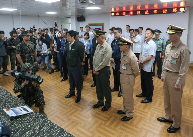大陸東部戰區就宣布23、24日進行台灣周邊海、空域軍演，賴清德總統（前排右三）23日在國防部長顧立雄（後排左後）、國安會秘書長吳釗燮、國安會副秘書長劉得金等人陪同下，勗勉海軍陸戰隊66旅，並現地視導實戰裝備「紅隼反裝甲火箭」。（陳麒全攝）