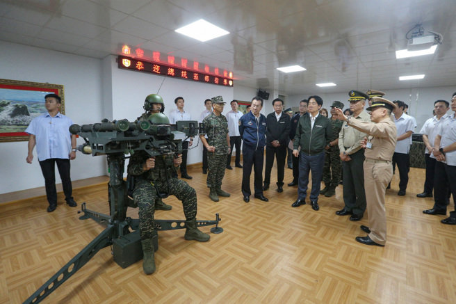 大陸東部戰區就宣布23、24日進行台灣周邊海、空域軍演，賴清德總統（前排右三）23日在國防部長顧立雄（後左一）、國安會秘書長吳釗燮（後左二）、國安會副秘書長劉得金（後左三）等人陪同下，勗勉海軍陸戰隊66旅，並現地視導實戰裝備「DMS雙聯裝刺針飛彈系統」，底座採三腳架式，上面載有刺針發射系統及2枚刺針飛彈，機動部署時可裝載在悍馬車上快速移動，也可由2位官兵扛起攜行，海軍總司令唐華（右一）在一旁解說。（陳麒全攝）