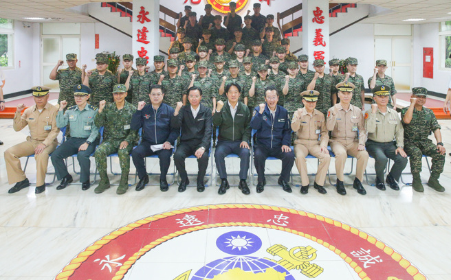 大陆东部战区就宣布23、24日针对台湾周边海、空域进行「联合利剑—2024A」演习，赖清德总统（前排中）23日在国防部长顾立雄（前排右五）、国安会秘书长吴钊燮（前排左五）、国安会副秘书长刘得金（前排左四）、海军总司令唐华（左四）等人陪同下，勖勉海军陆战队66旅，并与官兵们合影。（陈麒全摄）
