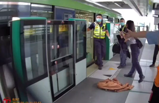 17岁吕姓少年于21日搭乘台中捷运，第一个遭到洪嫌连砍3刀，其父亲也曝光儿子第一时间未跑原因。（图／翻摄画面）