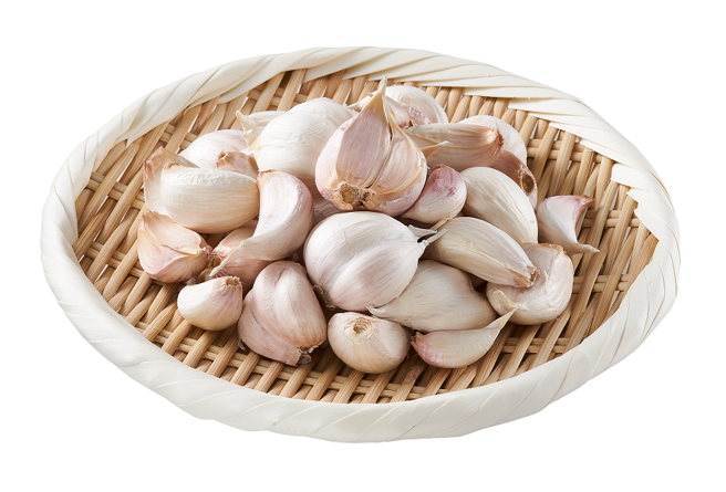 全聯蒜米，農友吳宗翰堅持手工分瓣，大瓣飽滿，每袋79元。（全聯提供）