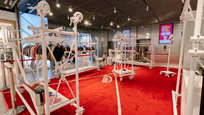 emis即日起至6月2日於台中勤美誠品綠園道一樓設立快閃店。（emis提供）