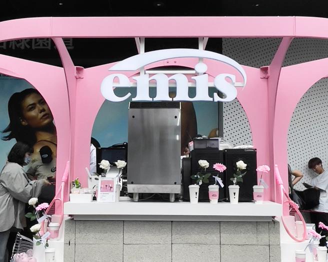 emis與CAFE!N硬咖啡，即日起至26日，以韓國潮流Pantone粉色系打造emis !SLAND。（emis提供）