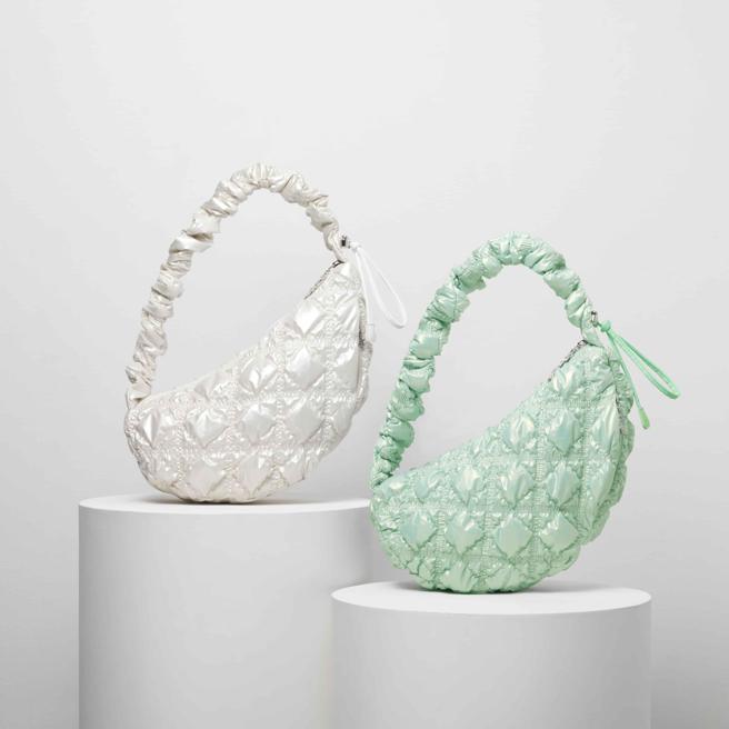 Carlyn Cozy 雲朵珠光包，3080元。 （Carlyn提供）