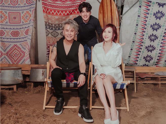 江志丰（前排左）邀来帅气外甥（后排），担任吴申梅（右）MV男主角。（放音乐提供）