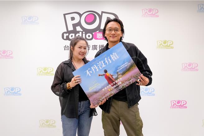 《不丹沒有槍》導演巴沃邱寧多傑與妻子兼製片人賴梵耘日前接受專訪。（圖／POP Radio提供）