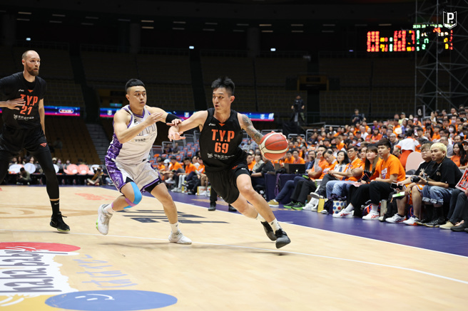 卢峻翔(右)攻下24分，带领领航猿击败攻城狮，季后赛旗开得胜，同时写下主场12连胜纪录。(桃园璞园领航猿提供)