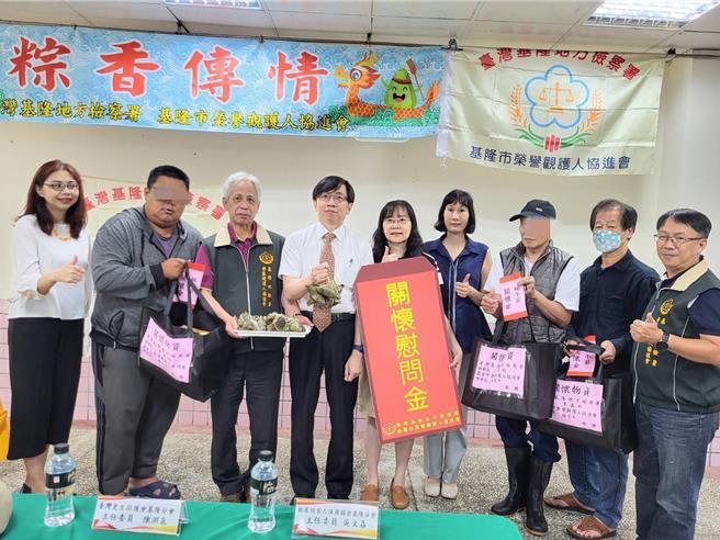 基隆地检署23日在新北市瑞芳区柑坪市民活动中心办理荣誉观护人及更生辅导员联合教育训练。基隆地检署检察长李嘉明（左四）勉励更生人努力培养适应社会的能力，为自己打造不一样的人生。（基隆地检署提供／徐佑升基隆传真）