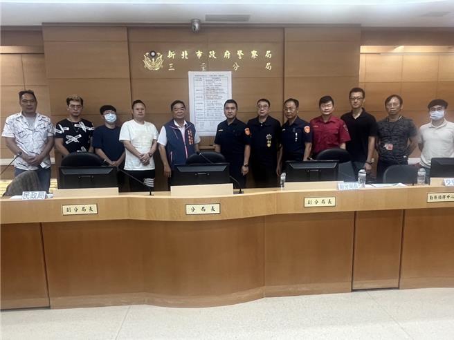 警方与市府各局处、宫庙负责人合影。（三重警分局提供）