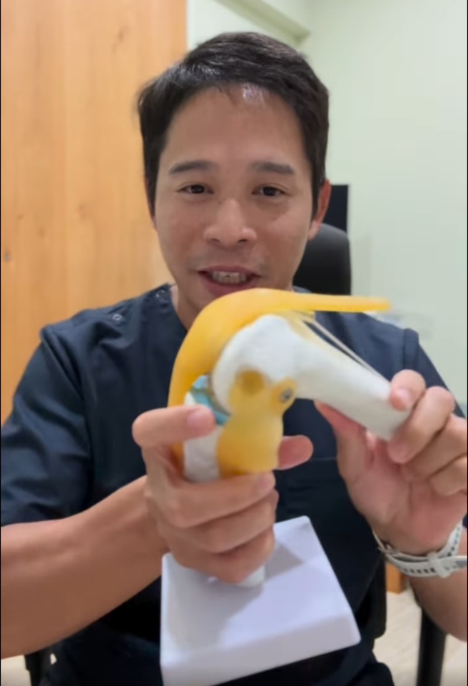 復健科侯鐘堡拿出模型，解釋「16蹲」如何炸裂膝蓋。（圖／摘自 FB侯鐘堡醫師）