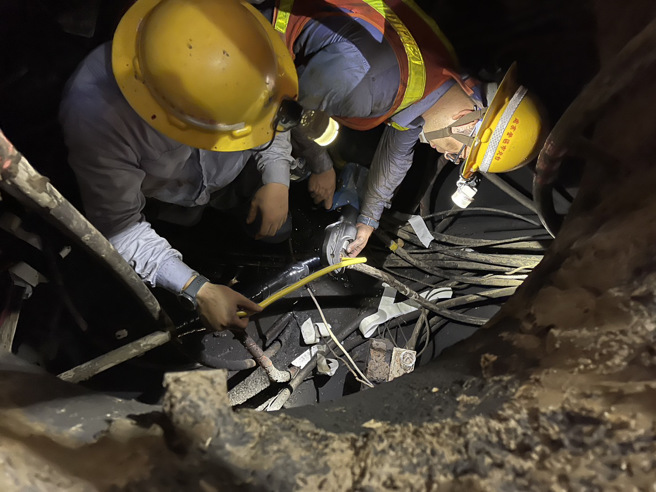 台北市西門町商圈104戶停電，台電人員搶修，國賓大戲院被迫暫停營業。（台電提供）