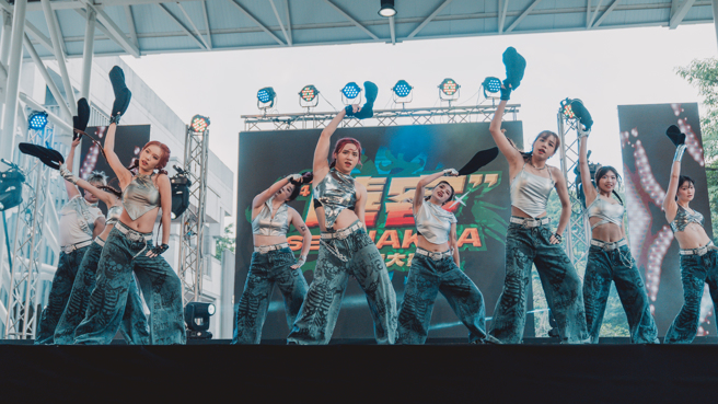 青年舞者在台上展現自己的舞技與風采，讓現場氣氛熱烈。（主辦單位提供）