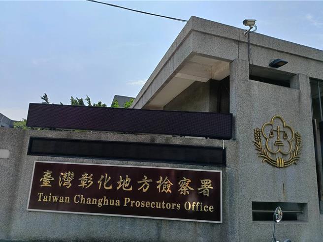 彰化地方檢察署吳姓主任檢察官在前年到地檢署加班時，因走廊地板佈有除蠟劑，卻沒擺放標示，她踩到除蠟劑瞬間滑倒重摔在地，造成右側手臂骨折，經送醫手術還有後遺症，吳向彰檢、廠商聲請國賠，調解不成，如今改向彰化地院聲請國賠中，吳表示，針對不起訴處分，已提出再議，若獲得國賠，將全數捐出。（葉靜美攝）