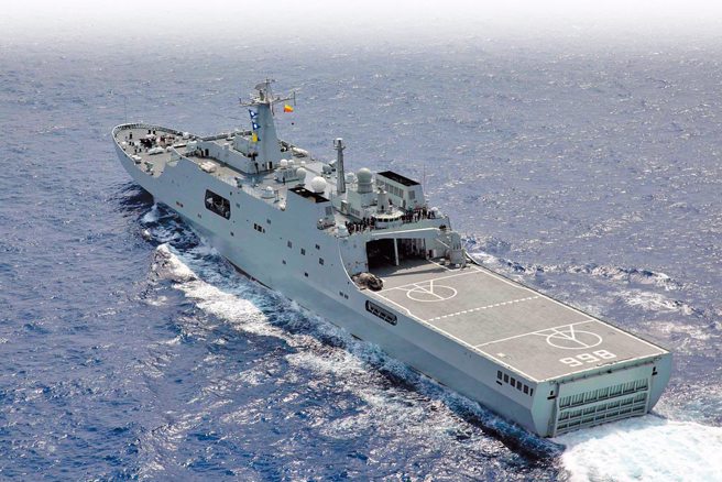 昆侖山艦是大陸首艘071型兩棲船塢登陸艦。（中新社資料照片）