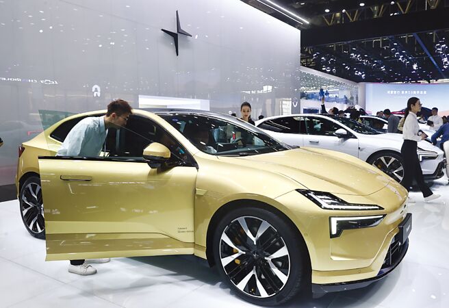 中国、美国、欧盟围绕着汽车产业的角力战日趋升温，传中国有意调高部分欧美进口汽车临时税率，最高将达25％。图／中新社