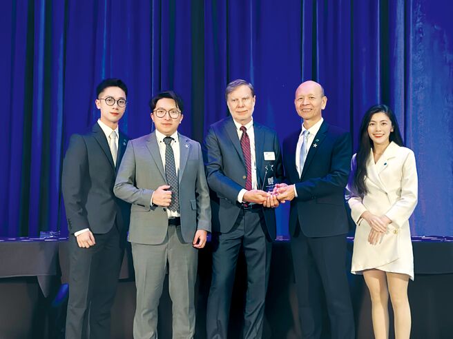 国泰人寿于美国人才发展协会（ATD）获颁「最佳卓越学习组织奖」全球第11、全台第1的佳绩，由副总经理胡荣新（右二）率团队受奖。图／国泰人寿提供