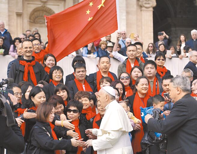 主教任命权争议，一直是横亘在梵蒂冈与大陆之间最大的难题。图为教宗方济各在梵蒂冈圣彼得广场，日前会见来自大陆的信徒。（美联社）