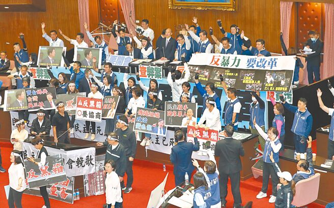 立法院明日將續審國會改革法案，可能爆發更激烈衝突。圖為立法院21日院會處理國會改革相關法案。（本報資料照片）