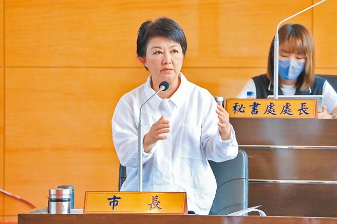 台中市長盧秀燕22日在市政總質詢表示，中捷砍人事件中見義勇為的乘客們，將可終身免費搭乘中捷。（陳淑娥攝）