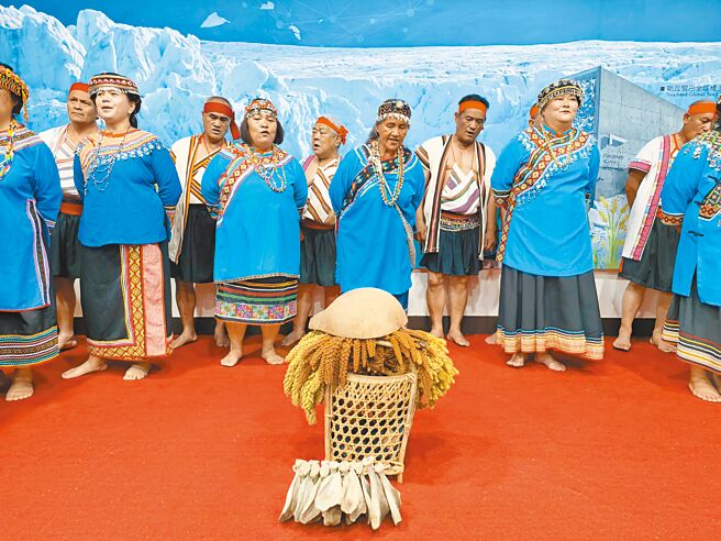 首批170種珍貴台灣小米種原5月底將前進北極，送至挪威斯瓦爾巴世界種子庫。圖為台東縣崁頂部落族人演出，祈求任務順利。（陳君瑋攝）