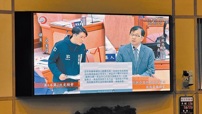 新北市三峡区首座宠物公园至今难产，新北市议员吕家恺（左）要求民政局2周内提出评估报告，民政局长林耀长（右）承诺期限内提出。（吕健豪摄）