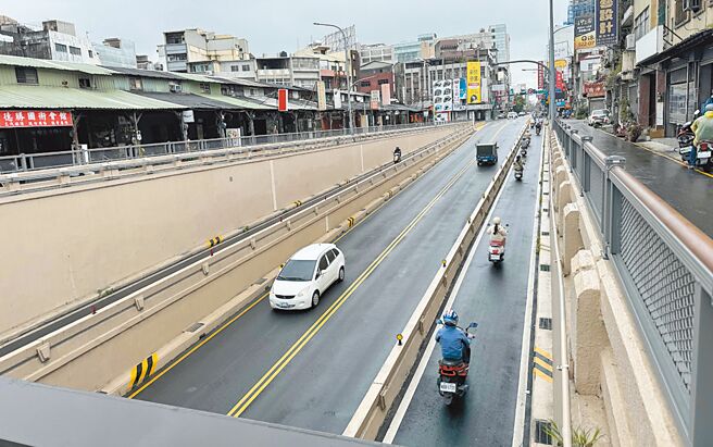 动工整修已整整超过2年的新竹市西大路地下道，至目前都还未完成验收，工务处22日在市议会定期会中作缺失改善专案报告，指地下道铺面近期将再刨除沥青重铺。（陈育贤摄）