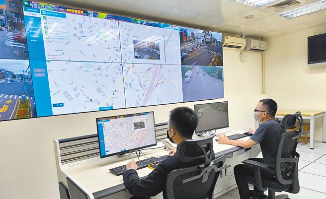 苗栗县政府近年来透过交通部补助5850万元，布建智慧交控设备，22日由县长锺东锦宣布启用交通控制中心，盼藉此缓解瓶颈、壅塞路段车流。（李京升摄）