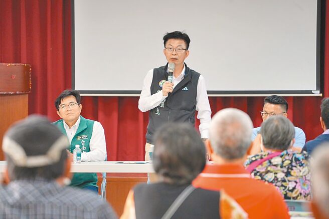 民進黨台南市黨部主委26日改選，立委郭國文（站立者）角逐黨部主委一職。（郭國文服務處提供／曹婷婷台南傳真）