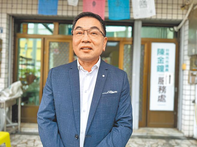 民進黨台南市黨部主委26日改選，前市議員陳金鐘打著整合湧言會、正國會支持力道，爭取黨員支持。（曹婷婷攝）