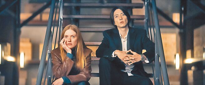 山下智久（右）和芙洛兒潔芙莉爾都將回歸演出《神之雫》第二季。（Apple TV＋提供）