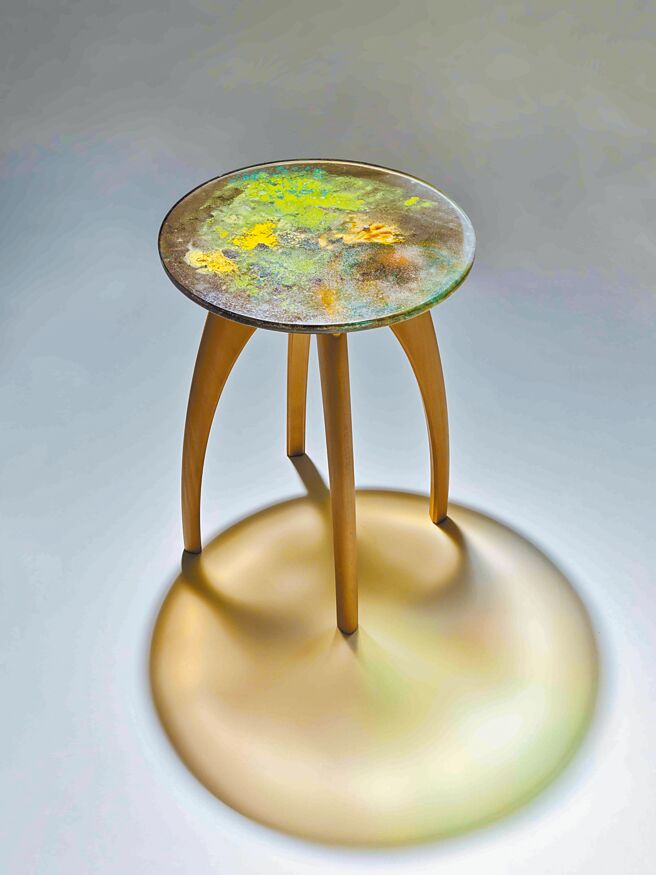 琉璃工房的作品「Arch」结合琉璃与木头，以拱门外型展现视觉流动美感。（琉璃工房提供）