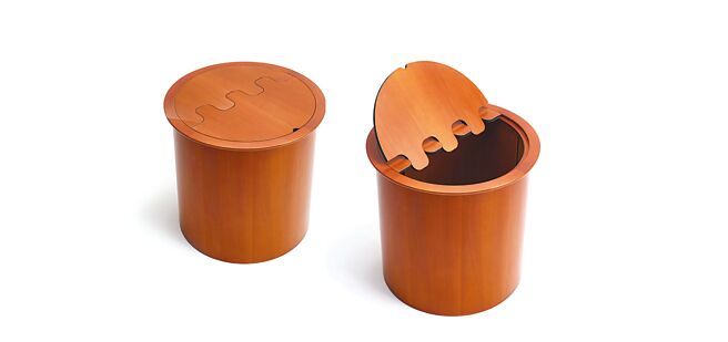 义大利家具品牌Bottega Ghianda利用废弃皮革与木材制作出的Nascondino美型收纳桶。（Bottega Ghianda提供）