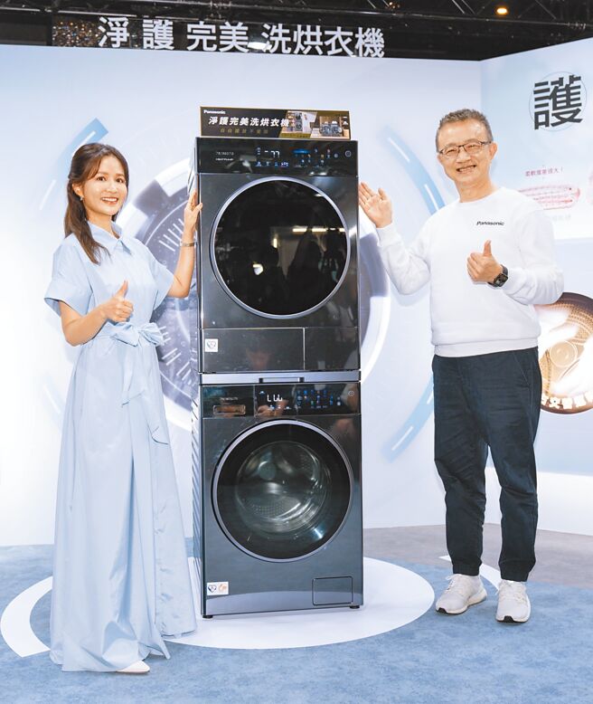 台湾松下销售公司总经理张天来（右）与艺人吴怡霈推荐新发表的Panasonic净护完美洗烘衣机，NA-VS120RW-B＋NH-VS100HP-B，建议售价7万1900元，预计6月上市。（Panasonic提供）