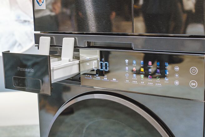 Panasonic净护完美洗衣机搭载全彩触控面板以及洗剂自动精准投入盒。（吴松翰摄）