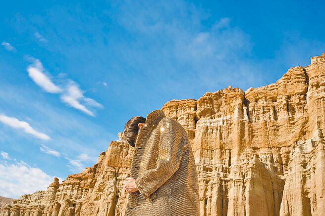 金色亮片打造而成的Celine冬季時裝。（Celine提供）